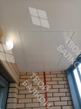 Отделка пола и потолка на балконе